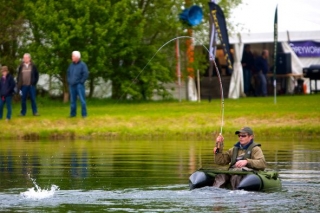  Pesca con mosca en el agua 